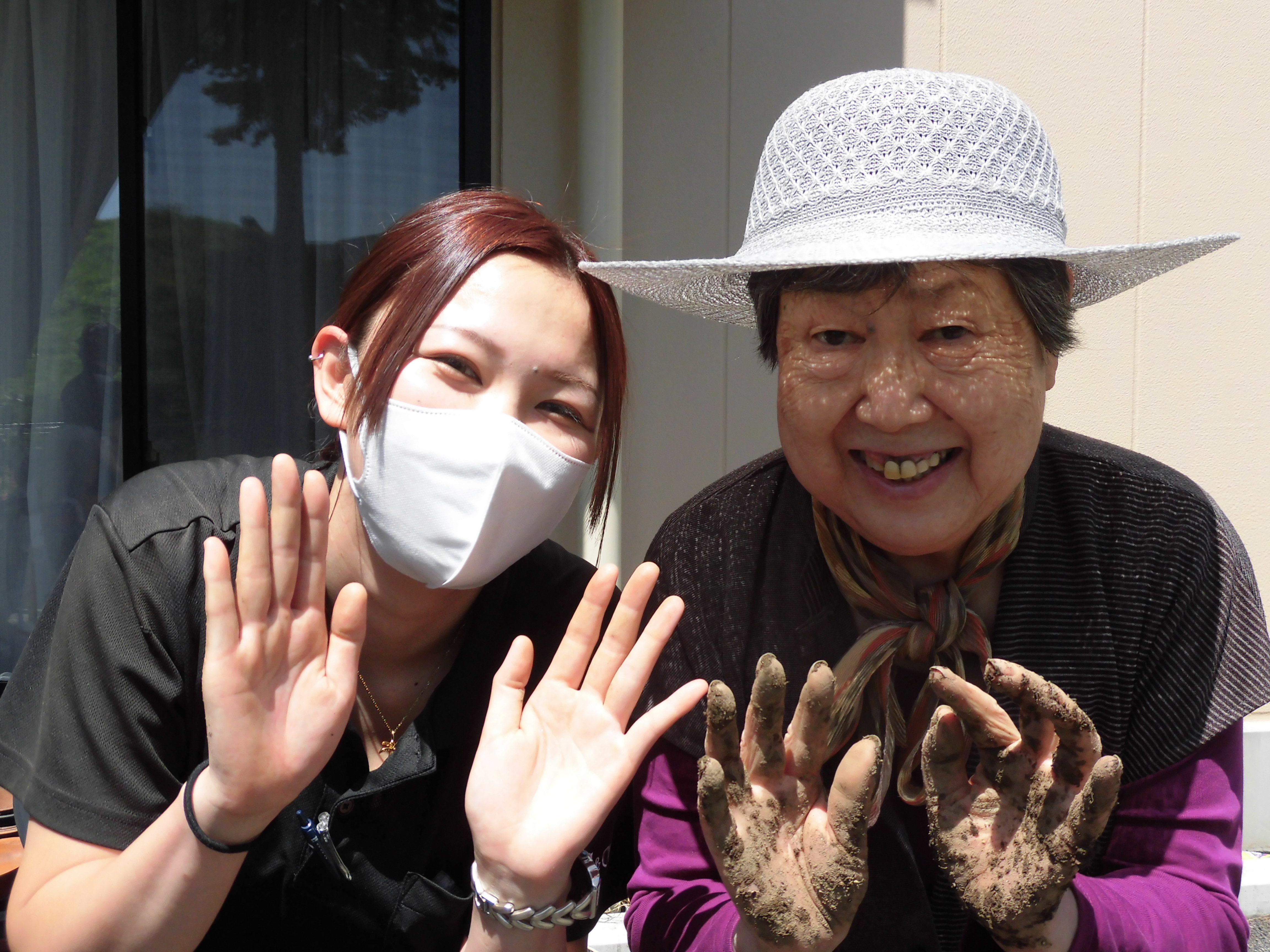 利用者様と苗植え